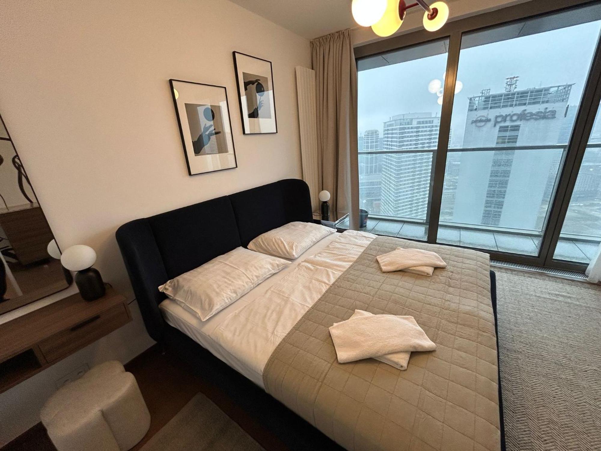 Апартаменти Eurovea Tower With Free Parking