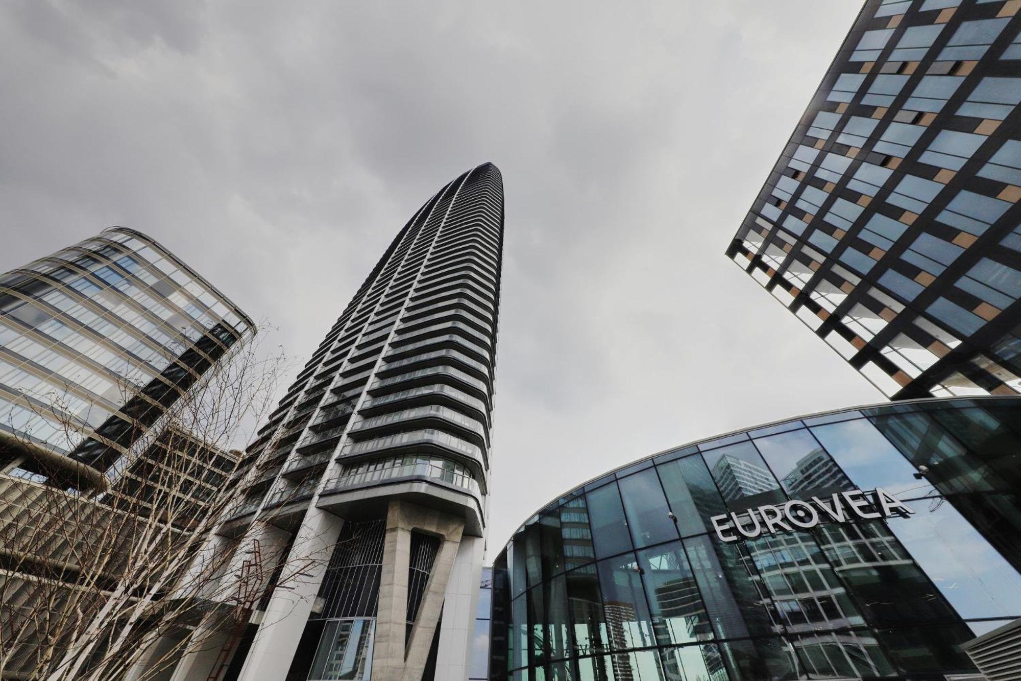 Апартаменти Eurovea Tower With Free Parking